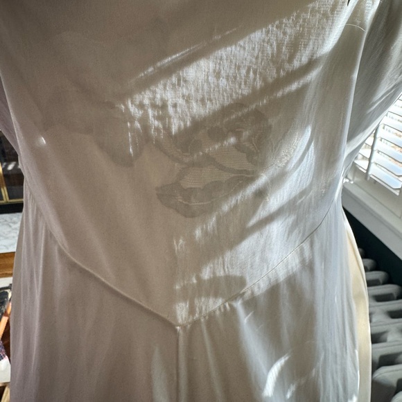 Elegant Vintage 1960’s White Lace Slip Dress with Floral Lace Details - Picture 8 of 12